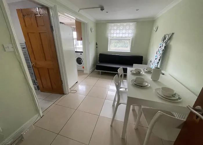 Entire 3 Bedroom Home - Minutes To Emirates Stadium!